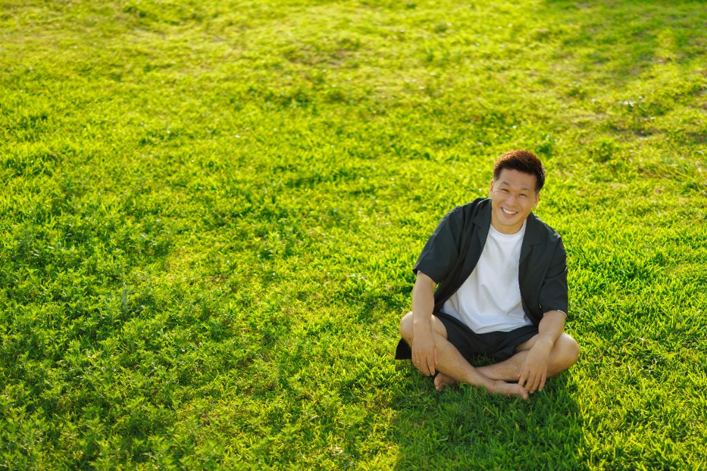 白濱良太 草原に座る