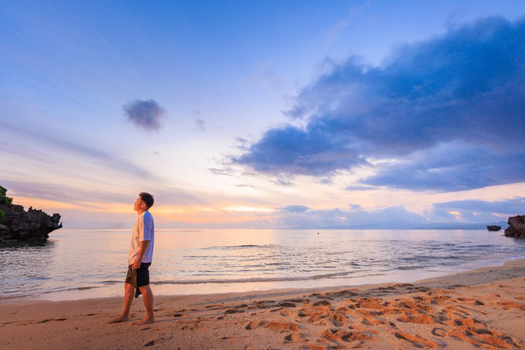 白濱良太 海辺で空を見上げる